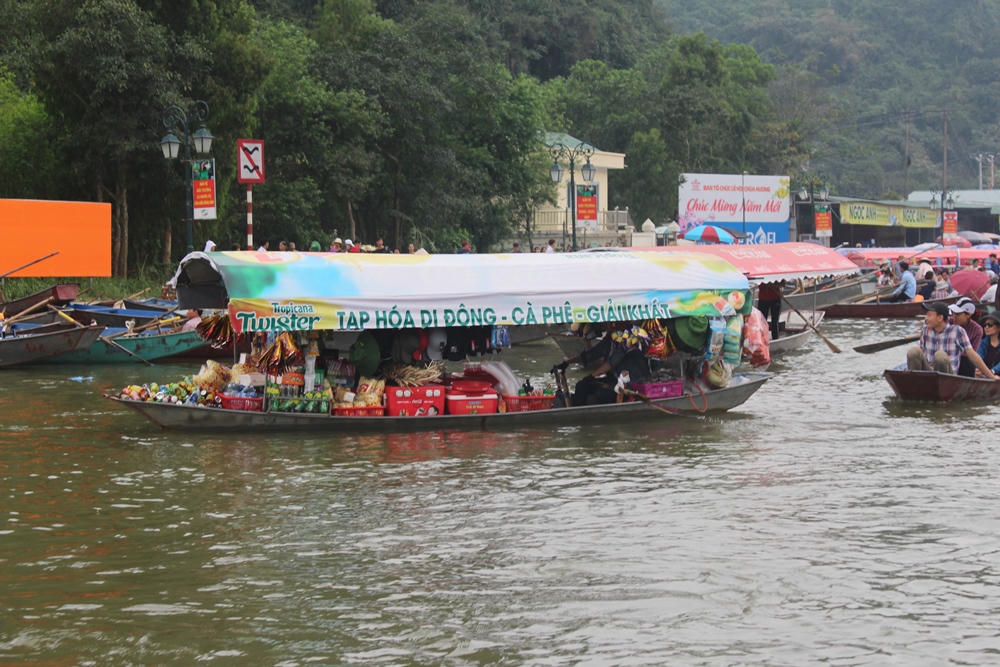 Tái diễn du khách không mặc áo phao trên suối Yến, chùa Hương